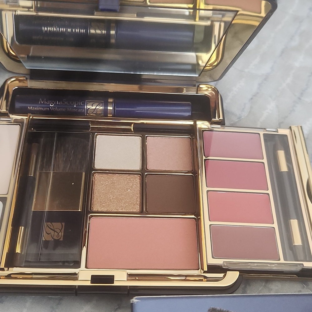 Estee Lauder Travel Exclusive Ingenious Color Palette with Detachable Compacts - Picture 3 of 8